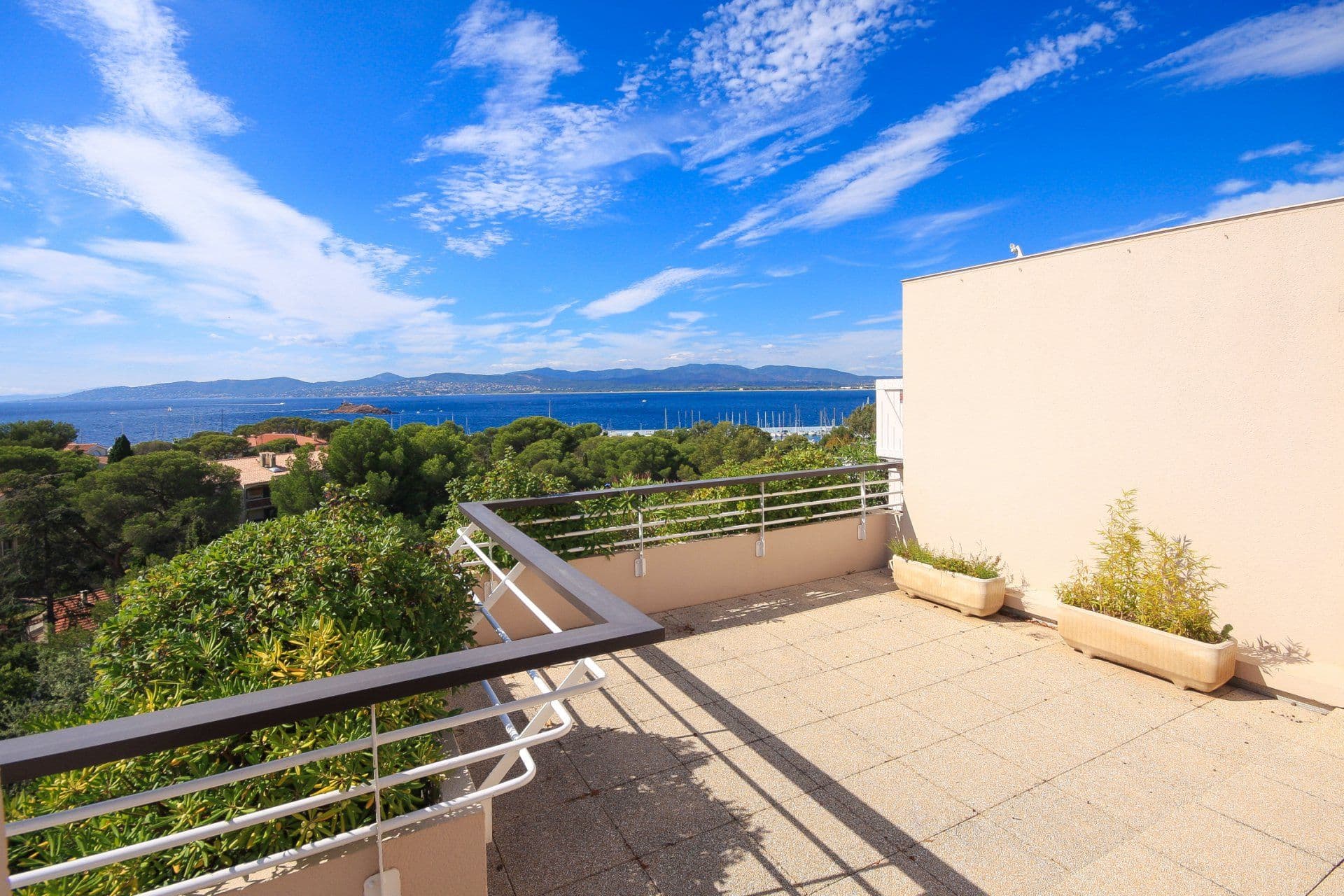 Saint raphael | Santa lucia | Penthouseleilighet over to etasjer med tre soverom, to terrasser og sjøutsikt