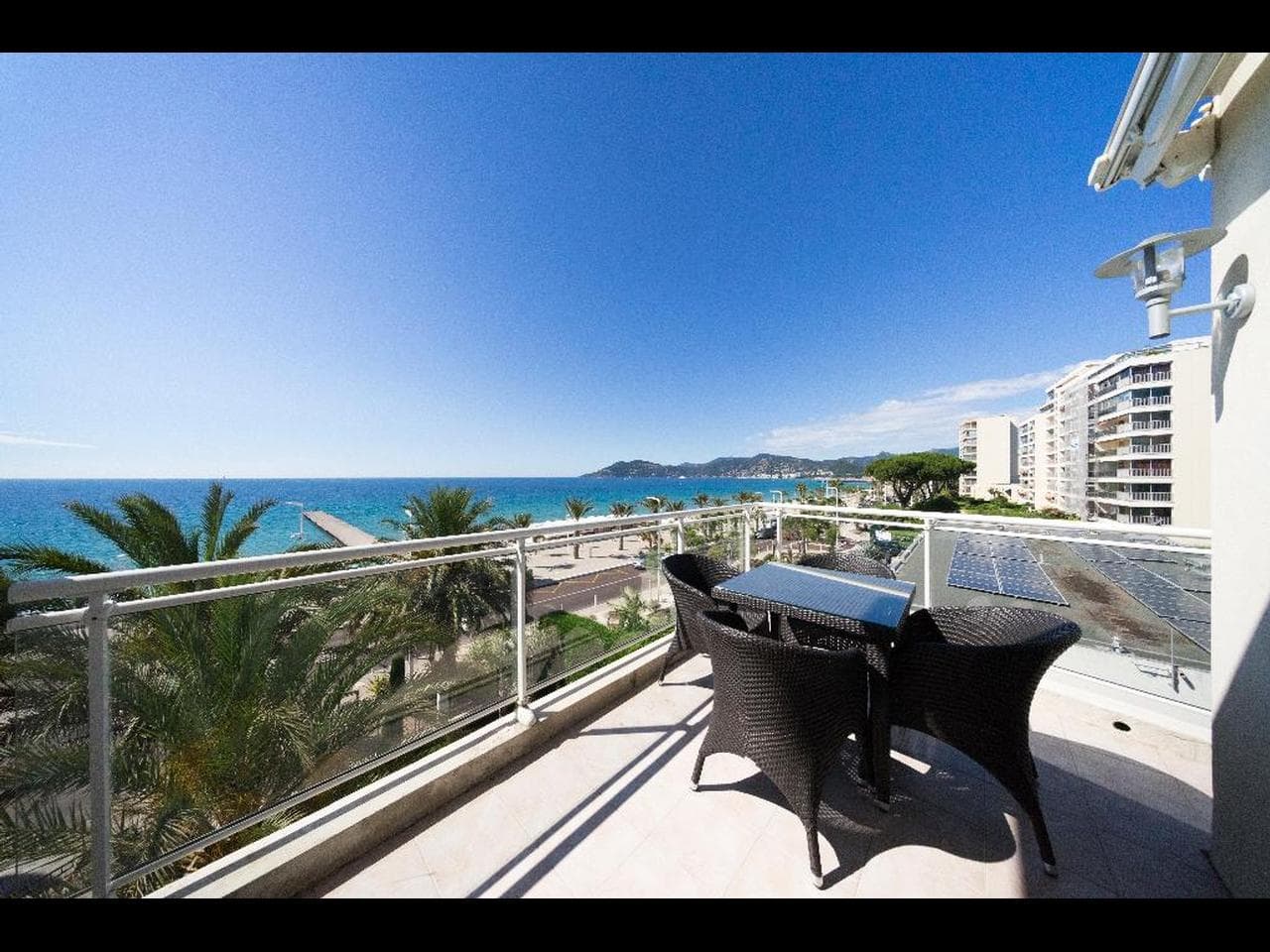 Cannes | Rett ved stranden | Leilighet med to soverom, terrasse og balkong