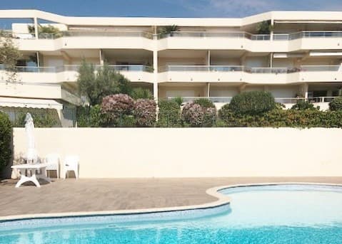 Cannes | Lys og fin toroms leilighet med garasje