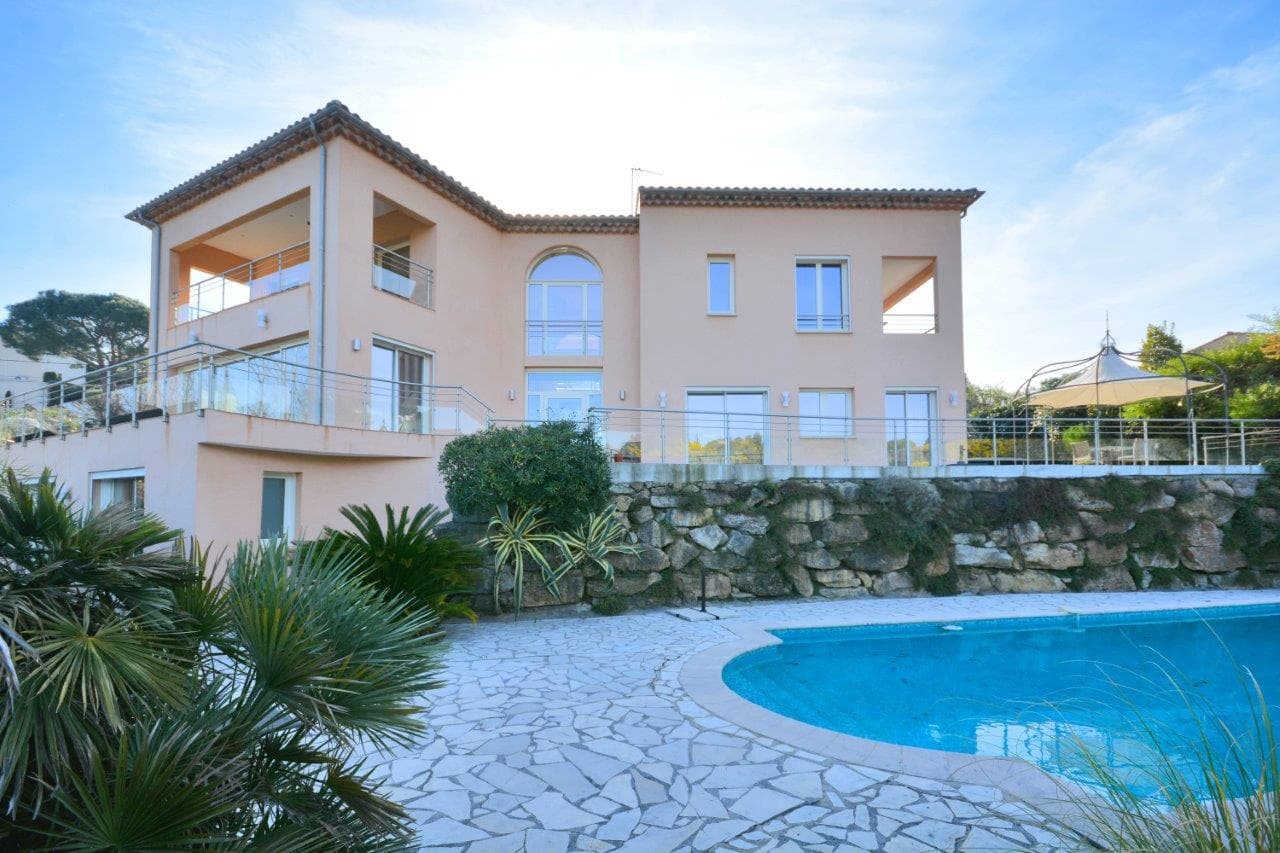 Cannes | Stor arkitekttegnet villa med fem soverom og svømmebasseng