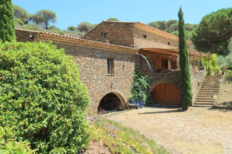 Roquebrune sur Argens | Praktfull og innholdsrik steinvilla på stor tomt