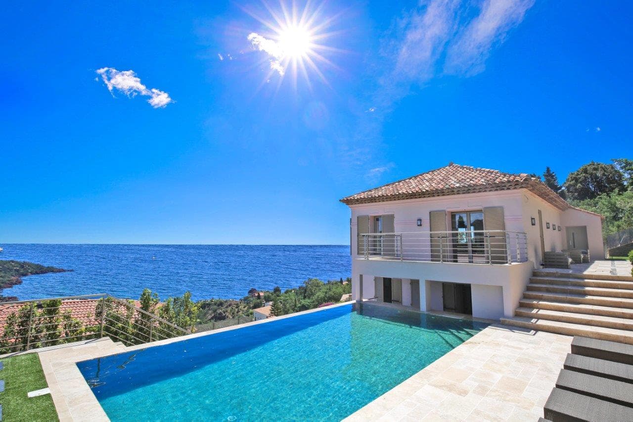 Theole sur mer | Velholdt villa med fire soverom og panoramautsikt over middelhavet