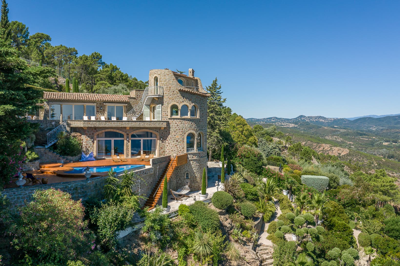 Theole sur mer | Karakteristisk villa i privat domene med spektakulær utsikt over kysten av Cannes