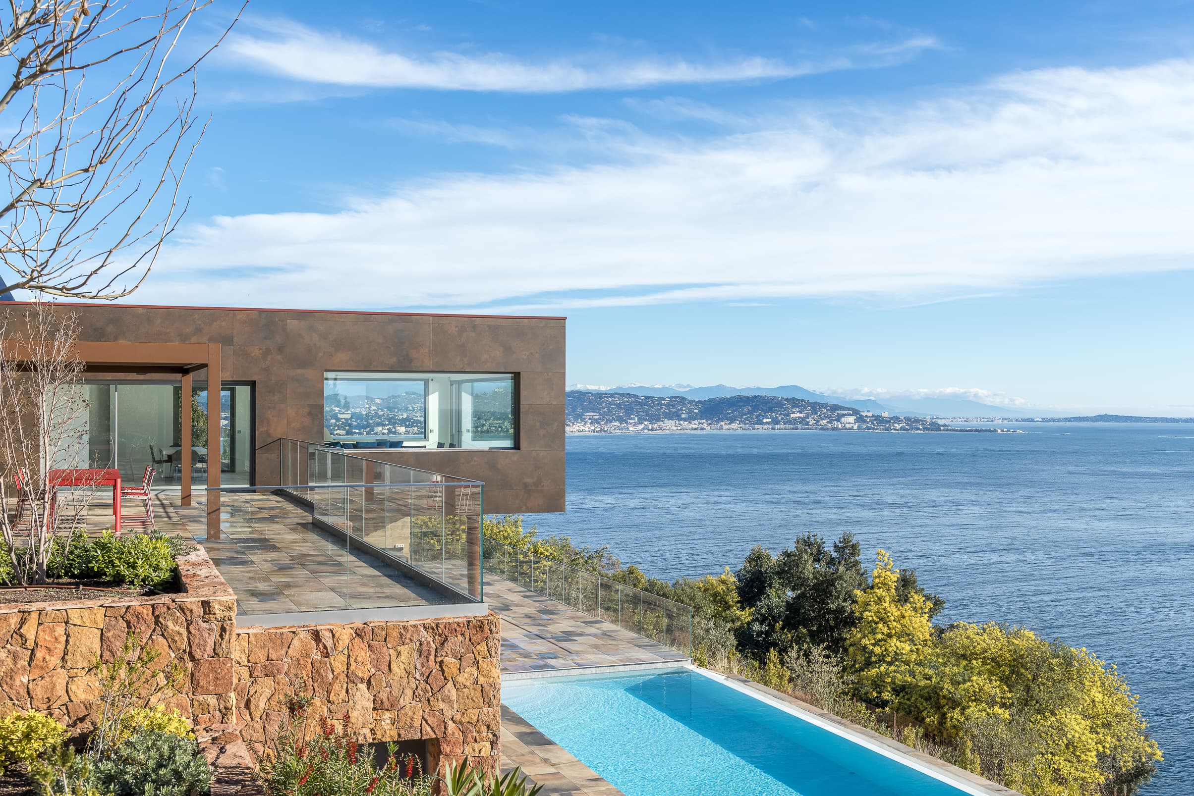 Theole sur mer | Nær Cannes | Nyere moderne villa med fem soverom og panorama sjøutsikt