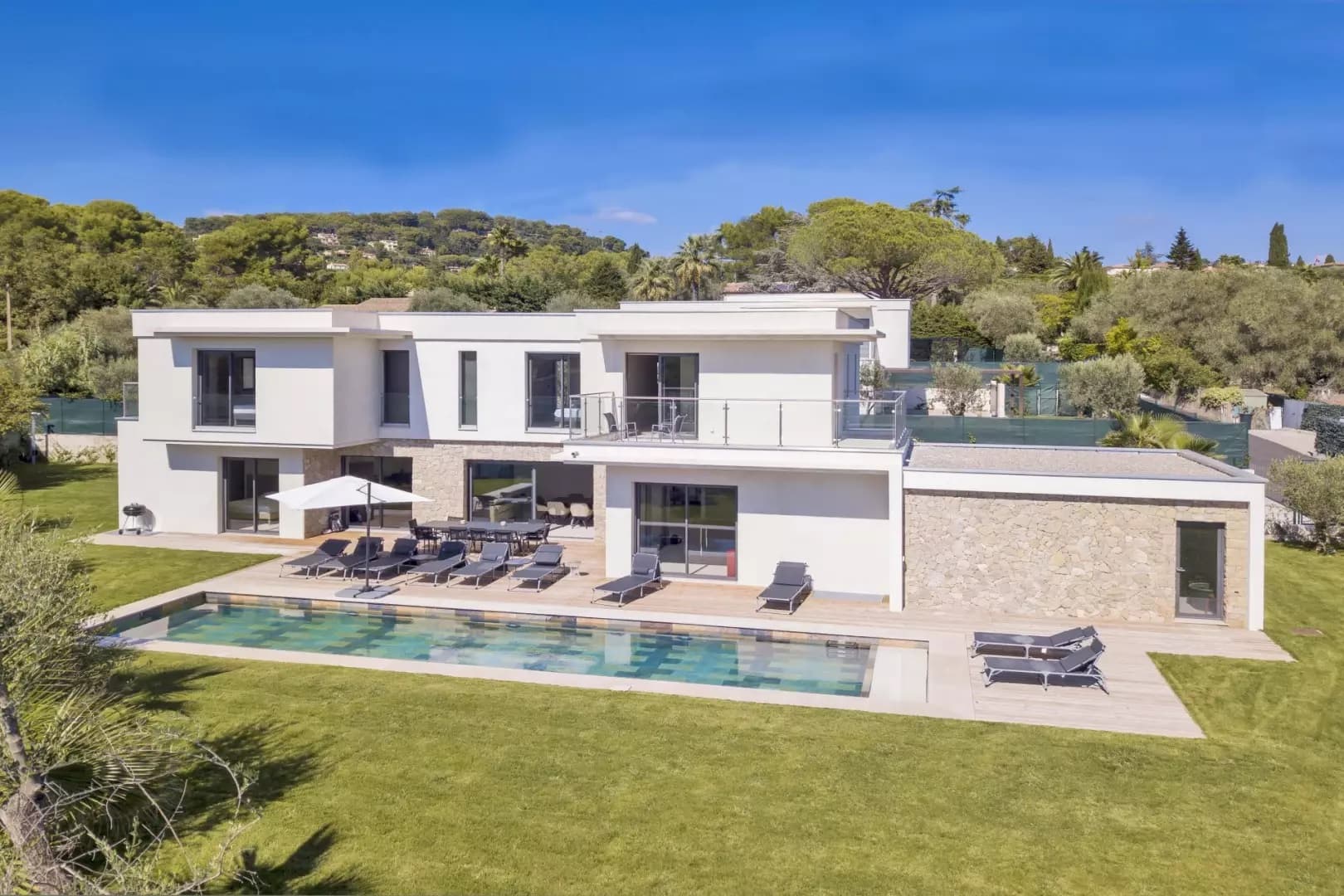 Mougins | Innholdsrik og moderne villa med fem soverom og svømmebasseng