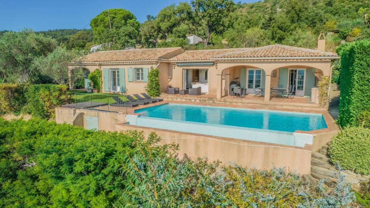 Plan du la tour | Lekker neo-provencalsk villa på ett plan med fem soverom og svømmebasseng