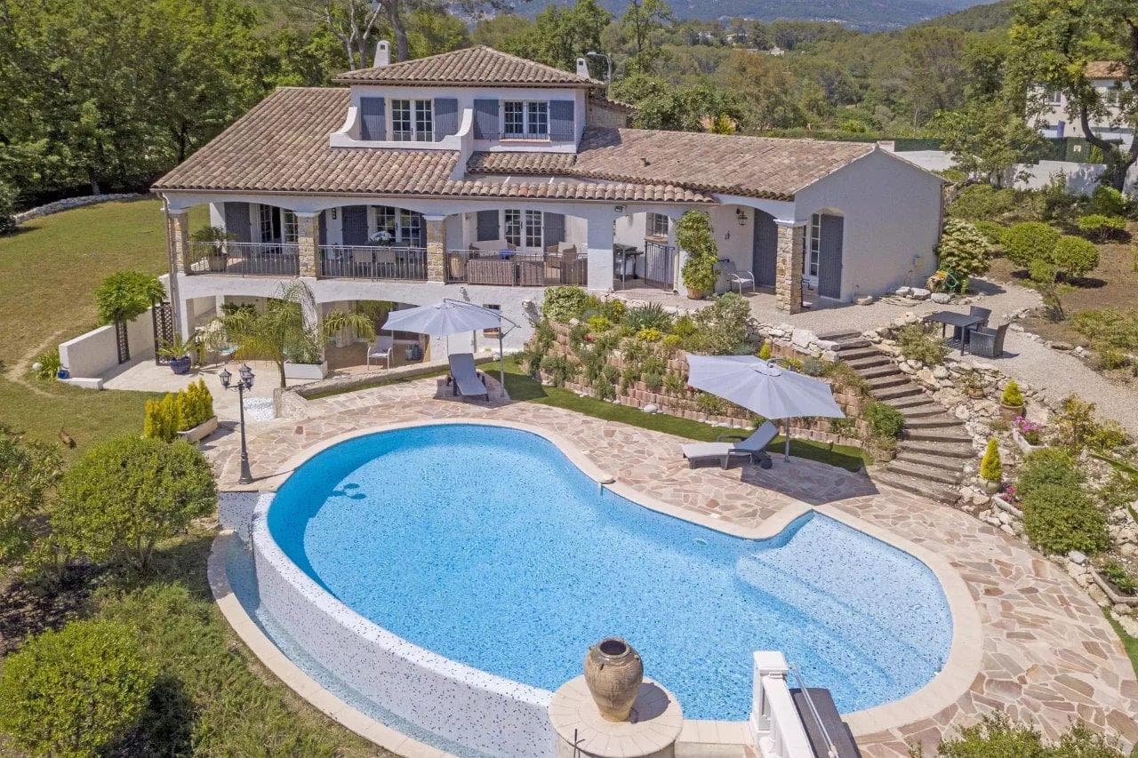 Roquefort les Pins | Nydelig villa med fem soverom og fantastiske uteområder