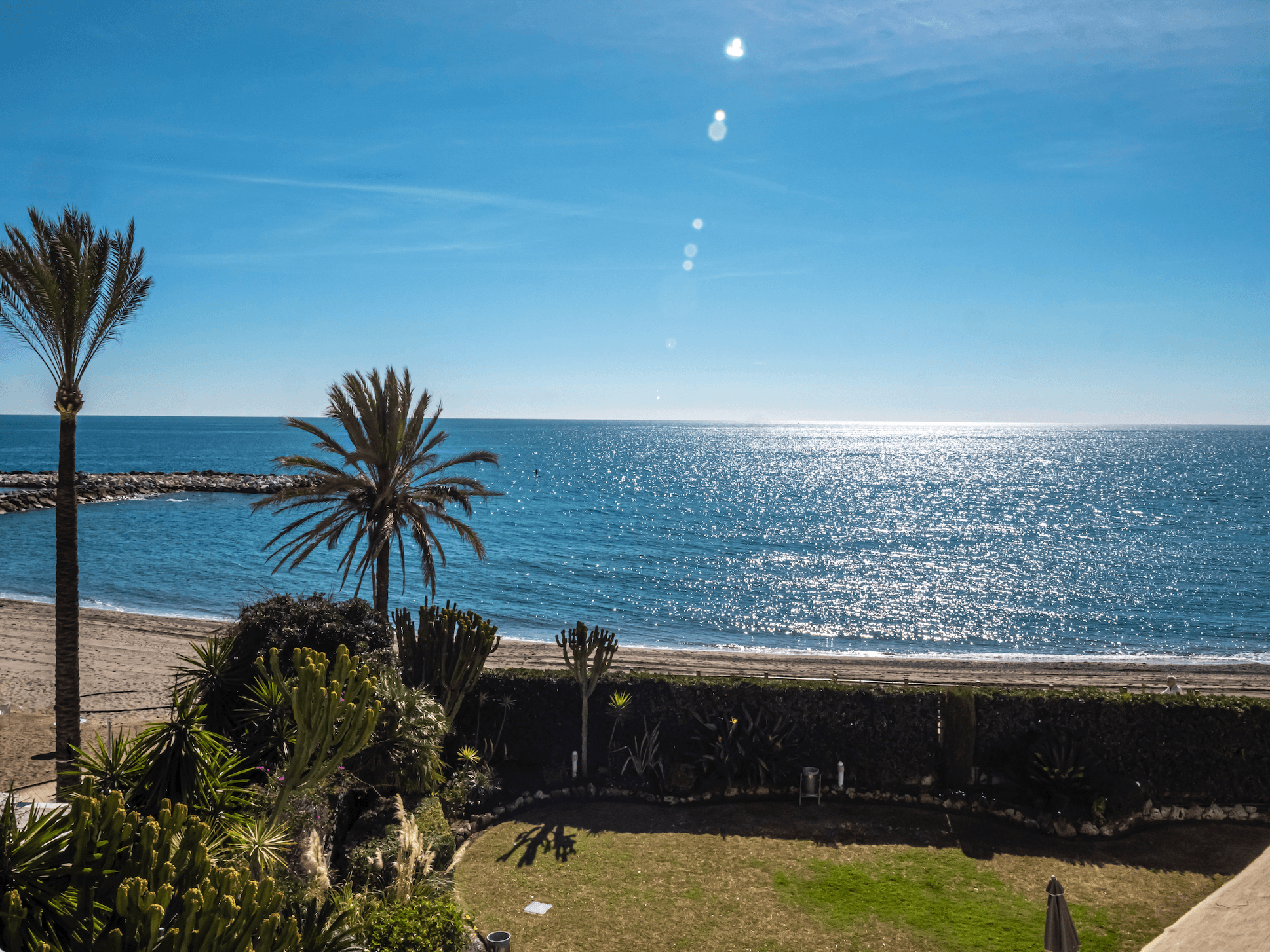 Costa del Sol | Marbella | Flott leilighet ved første linje mot stranden i Puerto Banus