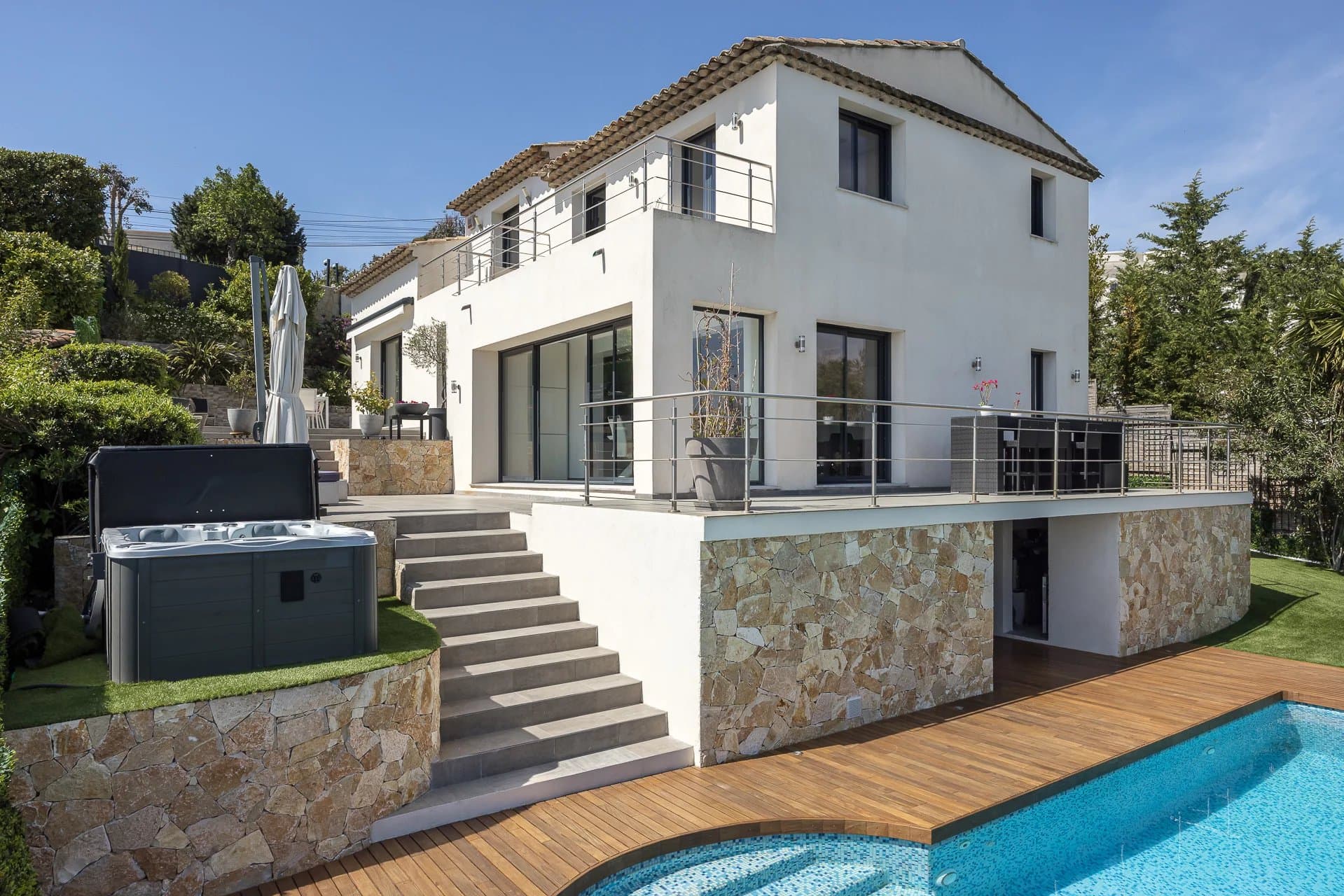 Cannes- lekker villa med panoramautsikt over havet, svømmebasseng og petanque-bane, super-Cannes