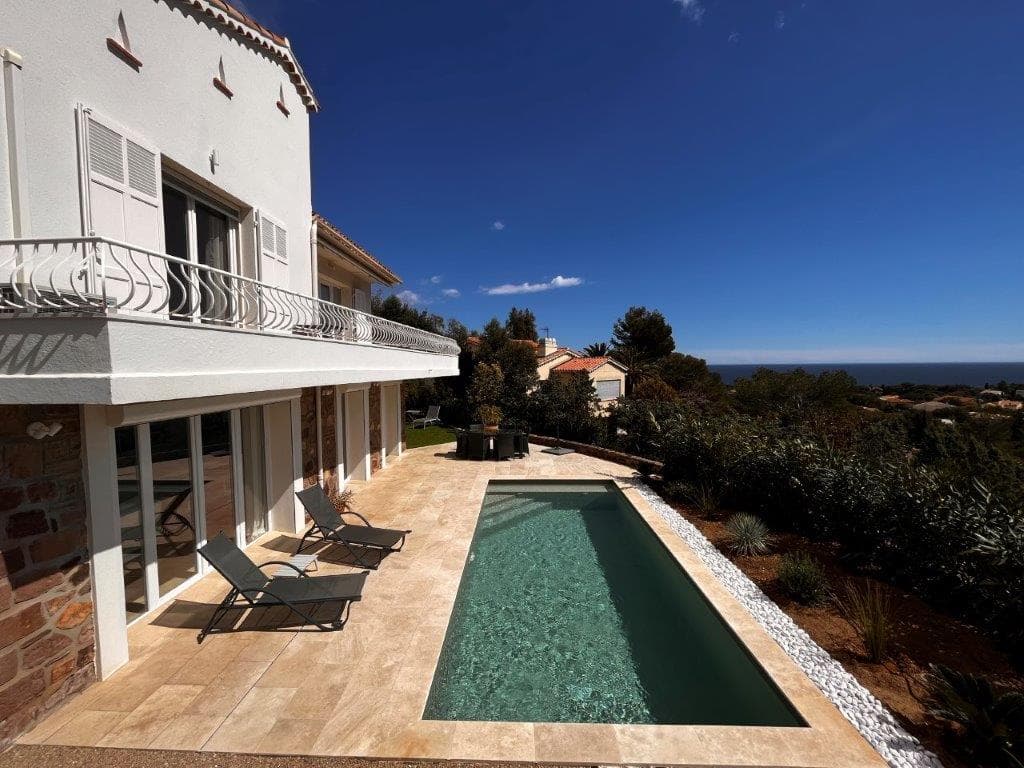 Ny pris- 890000 eur- st aygulf-cote d'azur nyoppusset villa med sjøutsikt og oppvarmet saltvannsbasseng