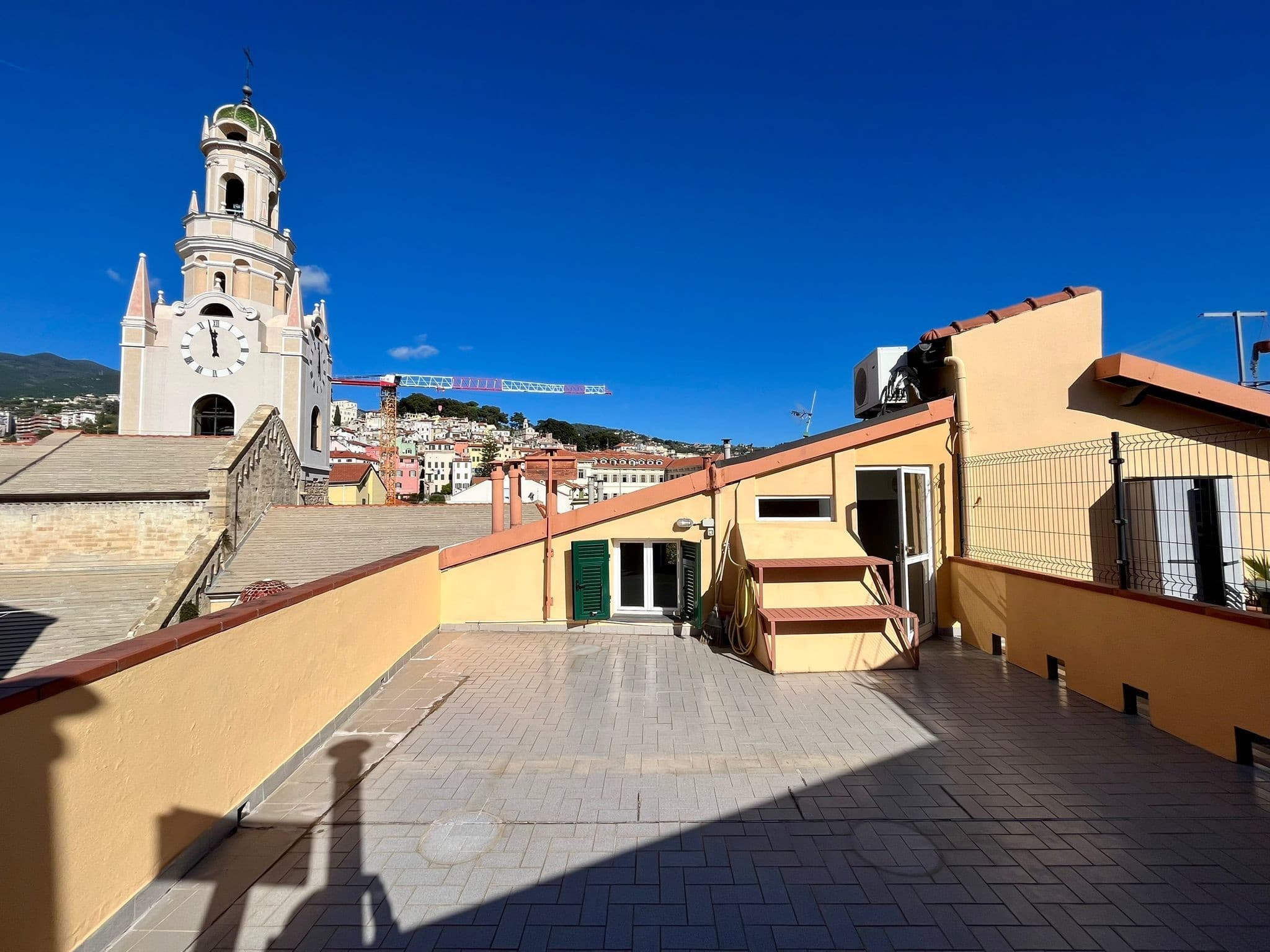 Loftsleilighet midt i gamlebyen i Sanremo med stortakterrasse