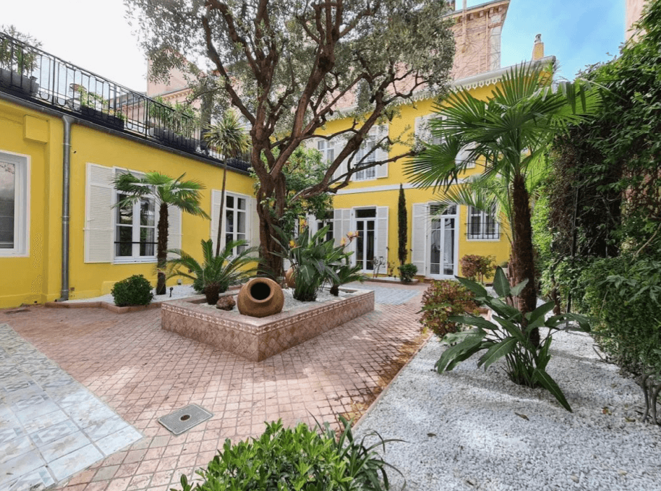 Cannes | Lekkert nyrenovert byhus med uteplass, terrasse og garasje