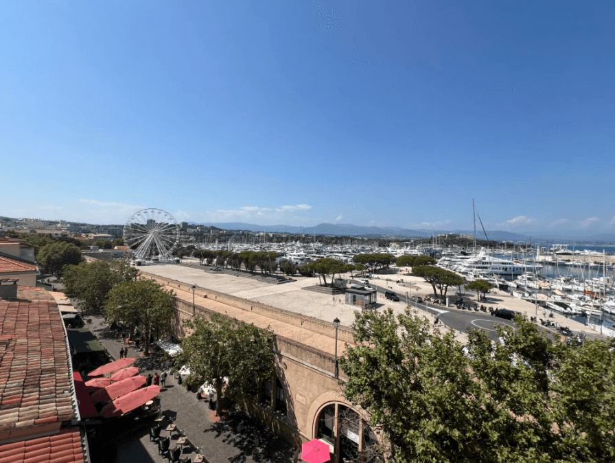 Antibes | Eiendom i gamlebyen med takterrasse og sjøutsikt