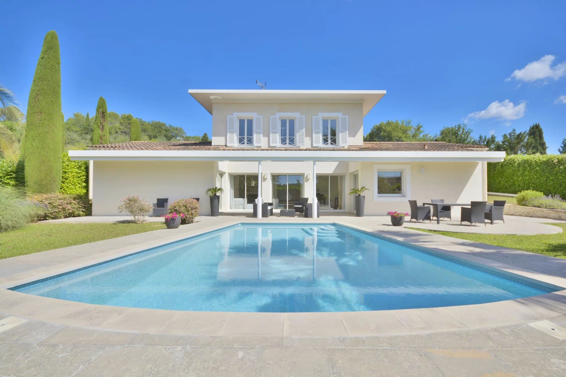 Chateauneuf-Grasse | Nær Valbonne | Neo-provencalsk villa med 4 soverom og svømmebasseng