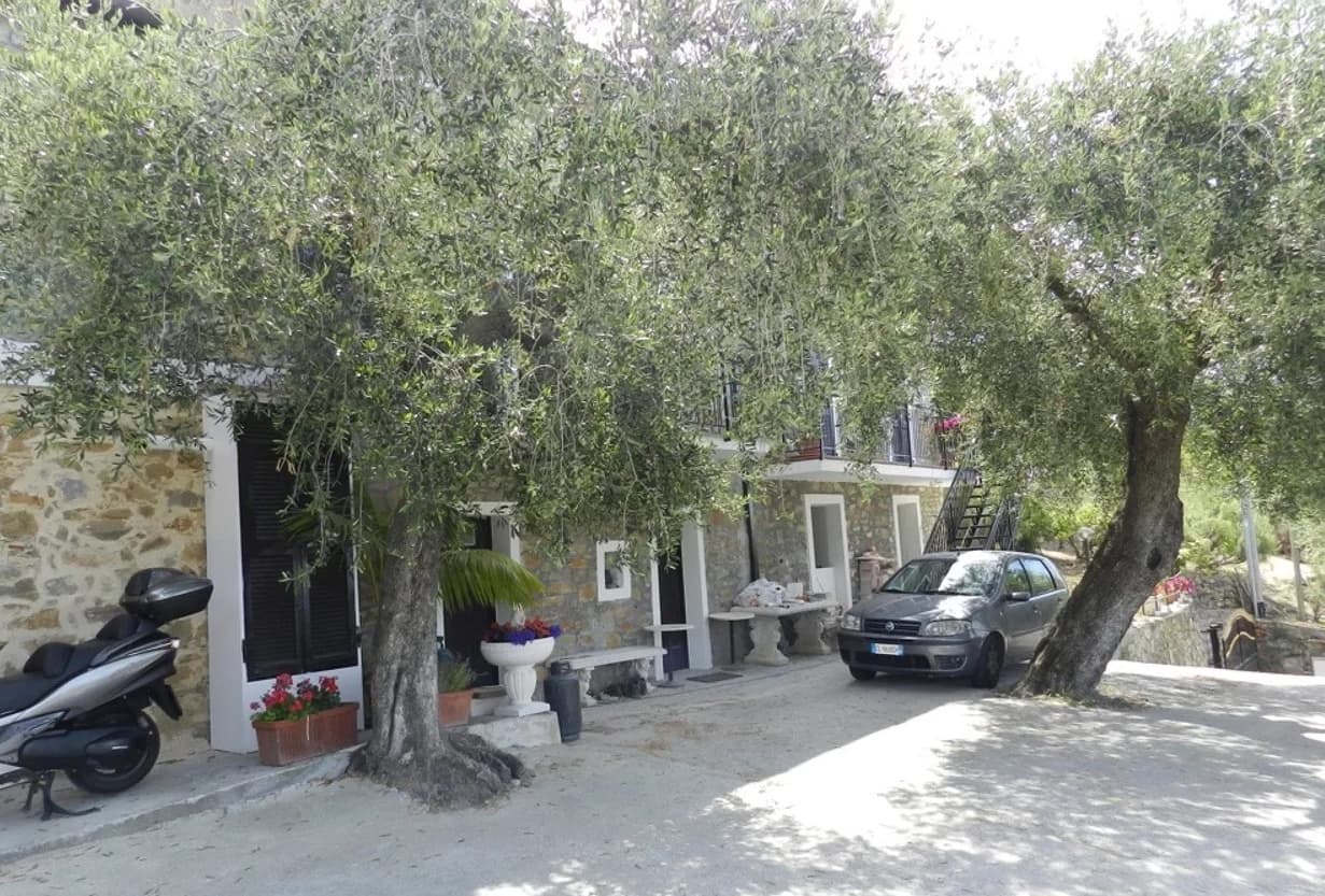 Autentisk steinfasade  villa  med panoramautsikt i Sasso i Bordighera
