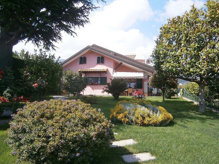 Praktfull villa oppi åsen rett over Sanremo