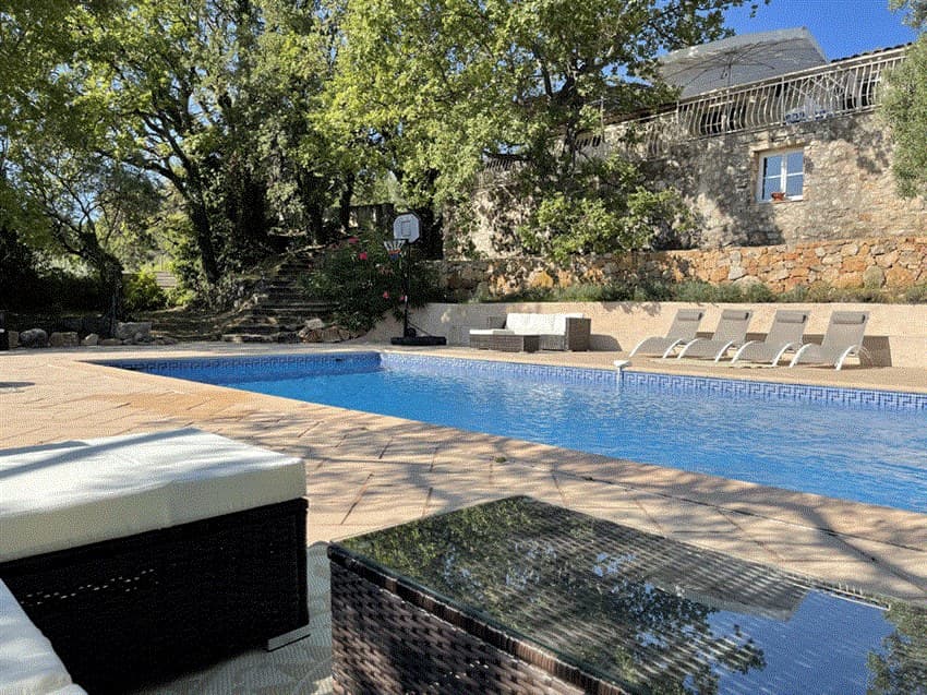 Seillans, Provence | Renovert steinbygning med olivenlund og svømmebasseng