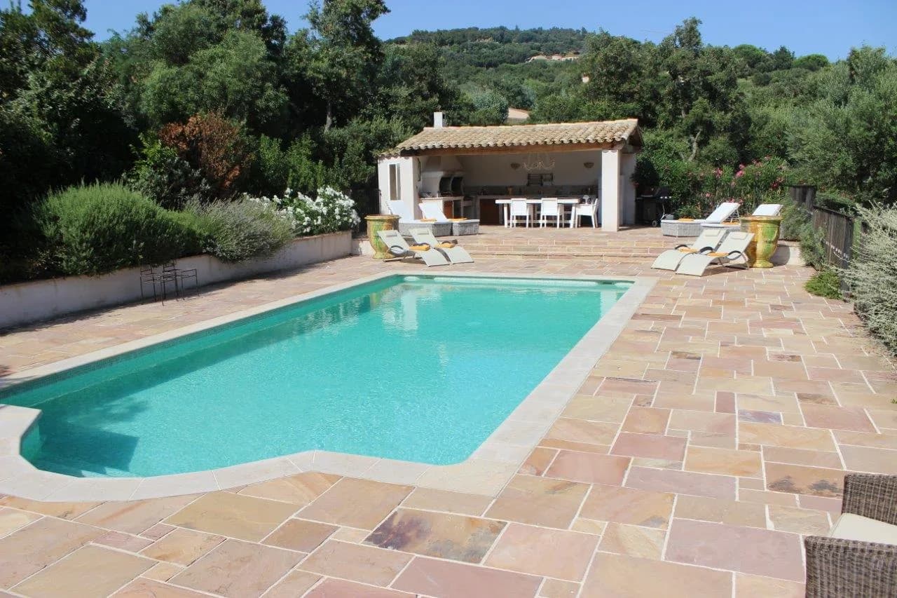 Poolarea.jpg