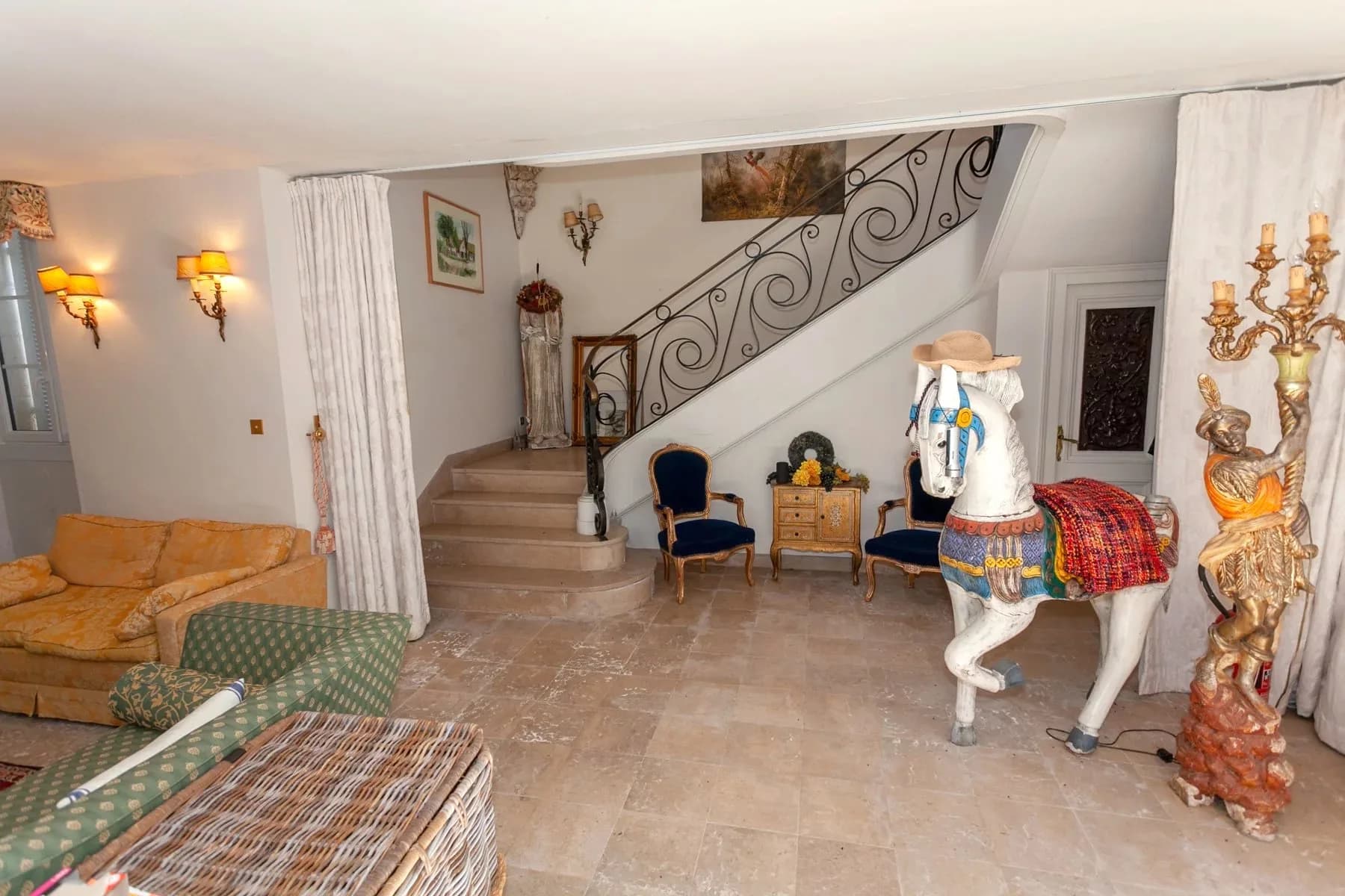 4 Entryhall 1.jpg