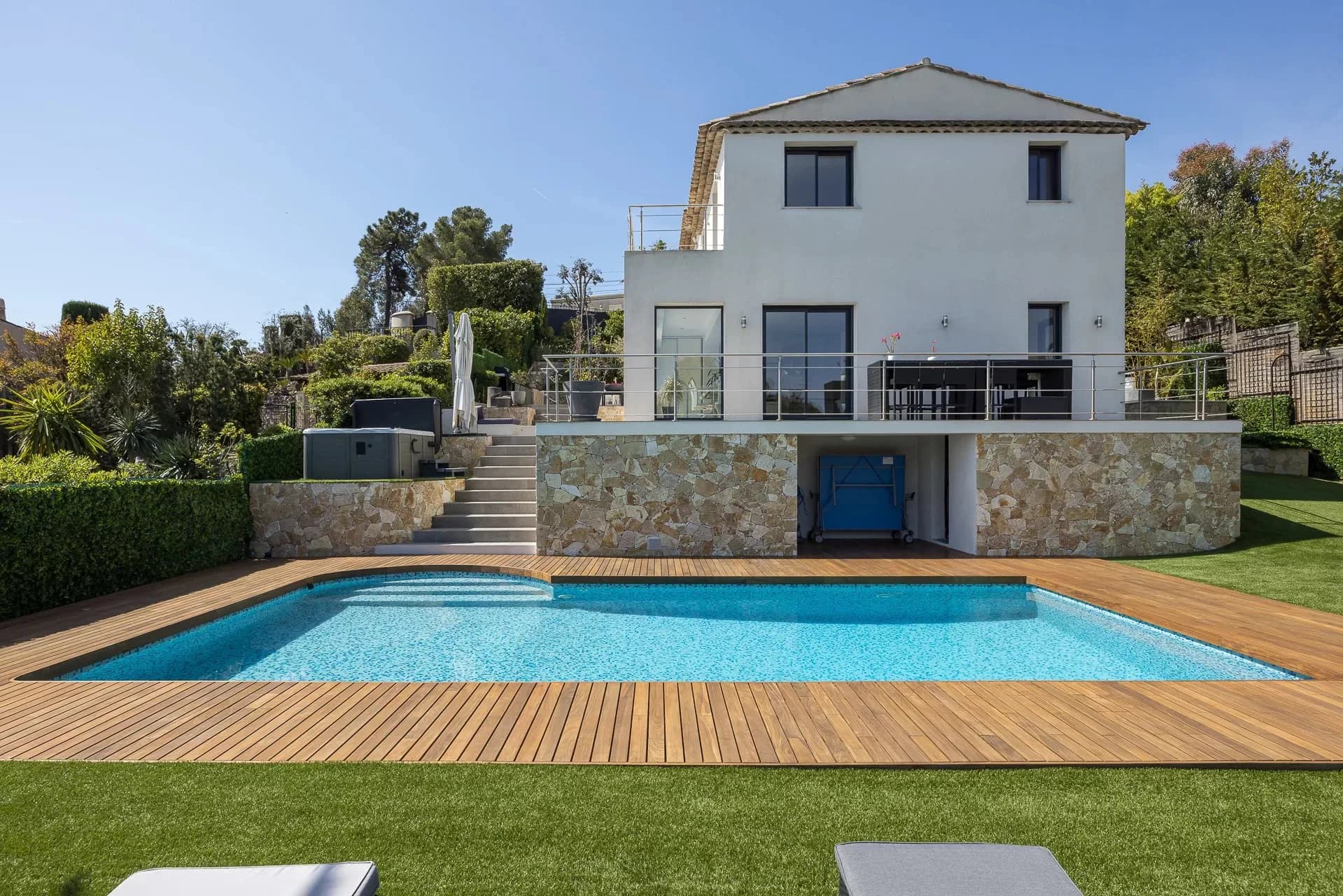 Pool 1 -6884611-Zingraf.jpg