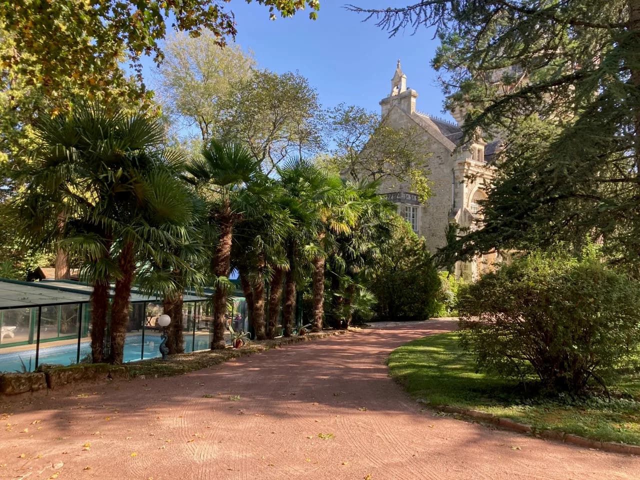 Cour piscine chateau.jpg
