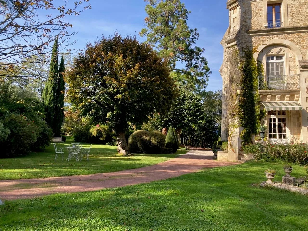 Chateau cour.jpg