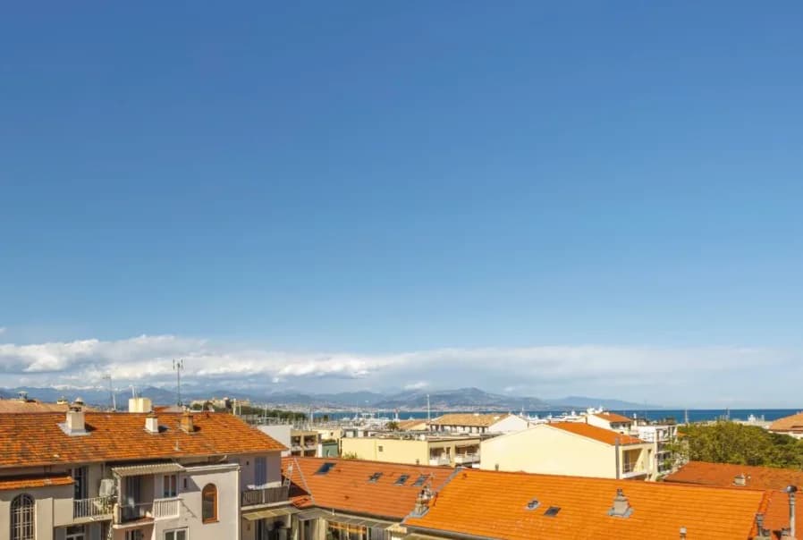Antibes | Flott loftsleilighet med terrasse og utsikt