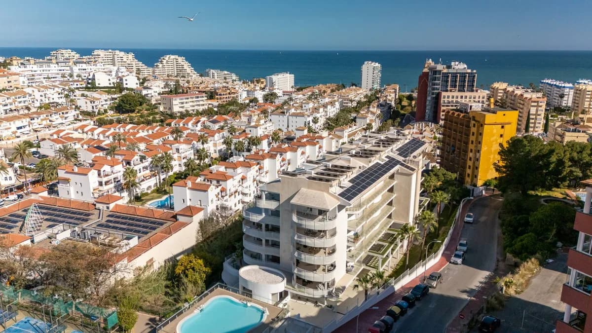 Benalmádena Costa - Moderne leilighet med privat hage, terrasse og gangavstand til stranden