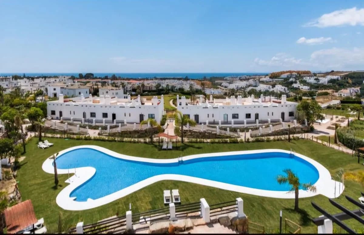 Estepona – Bakkeplansleilighet med hage og turistlisens i La Resina Golf