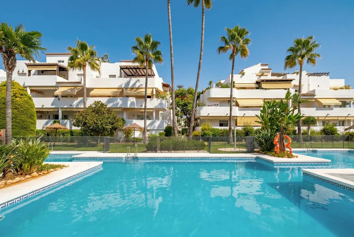 Golden Mile, Marbella – Hjørneleilighet med fjell- og delvis sjøutsikt, lave fellesutgifter