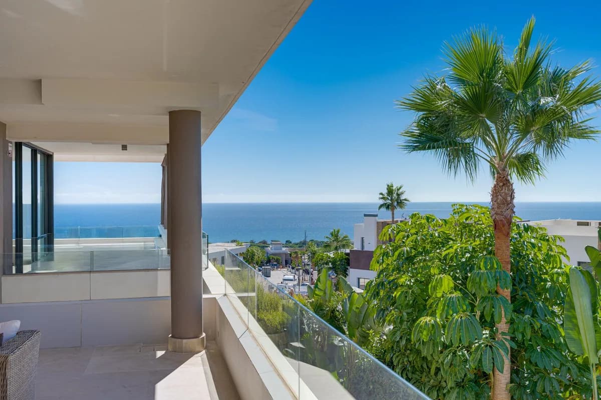 Cabopino – Moderne leilighet med panoramautsikt og to garasjeplasser – bilde 1