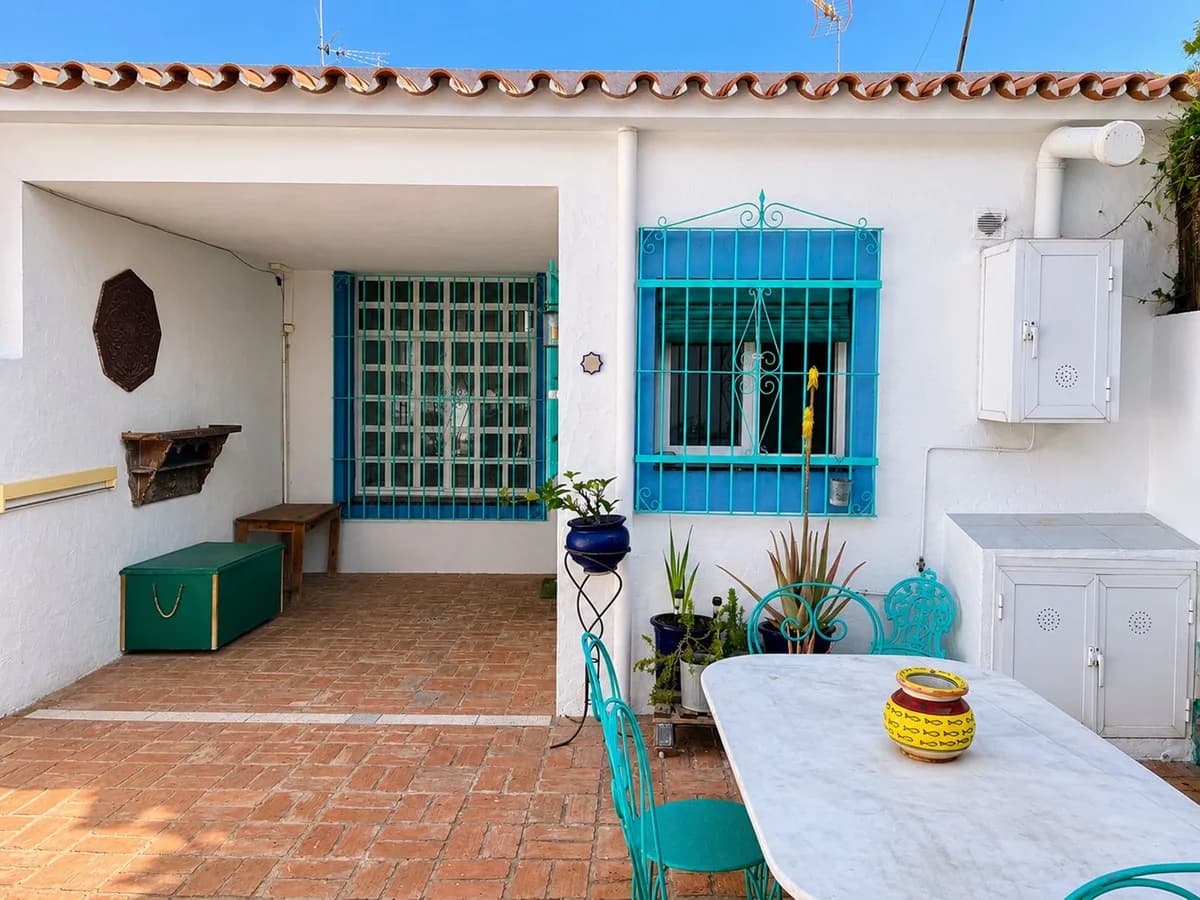 Nueva Andalucía – Renovert enetasjes rekkehus med peis og to verandaer – bilde 1