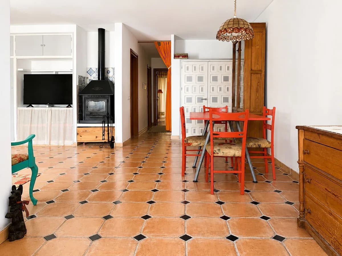 Nueva Andalucía – Renovert enetasjes rekkehus med peis og to verandaer – bilde 2