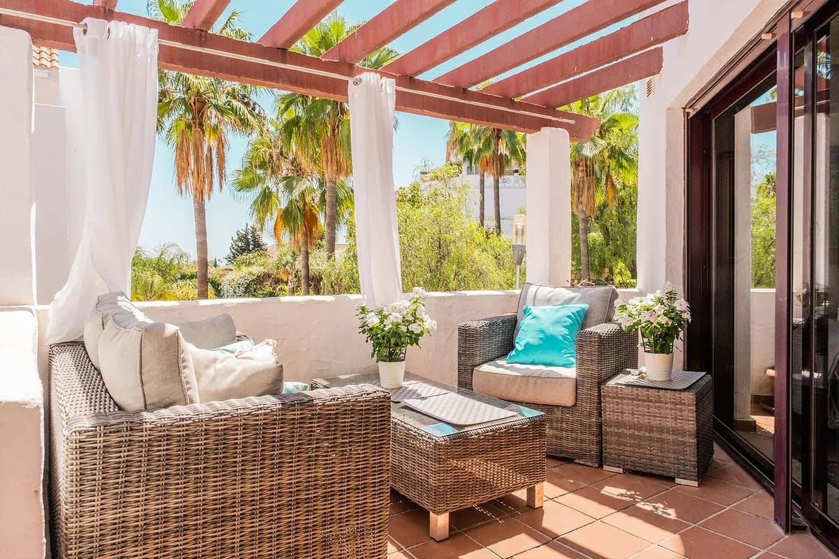 La Maestranza, Nueva Andalucía – Hjørneleilighet med 20 m² terrasse mot tropiske hager – bilde 1