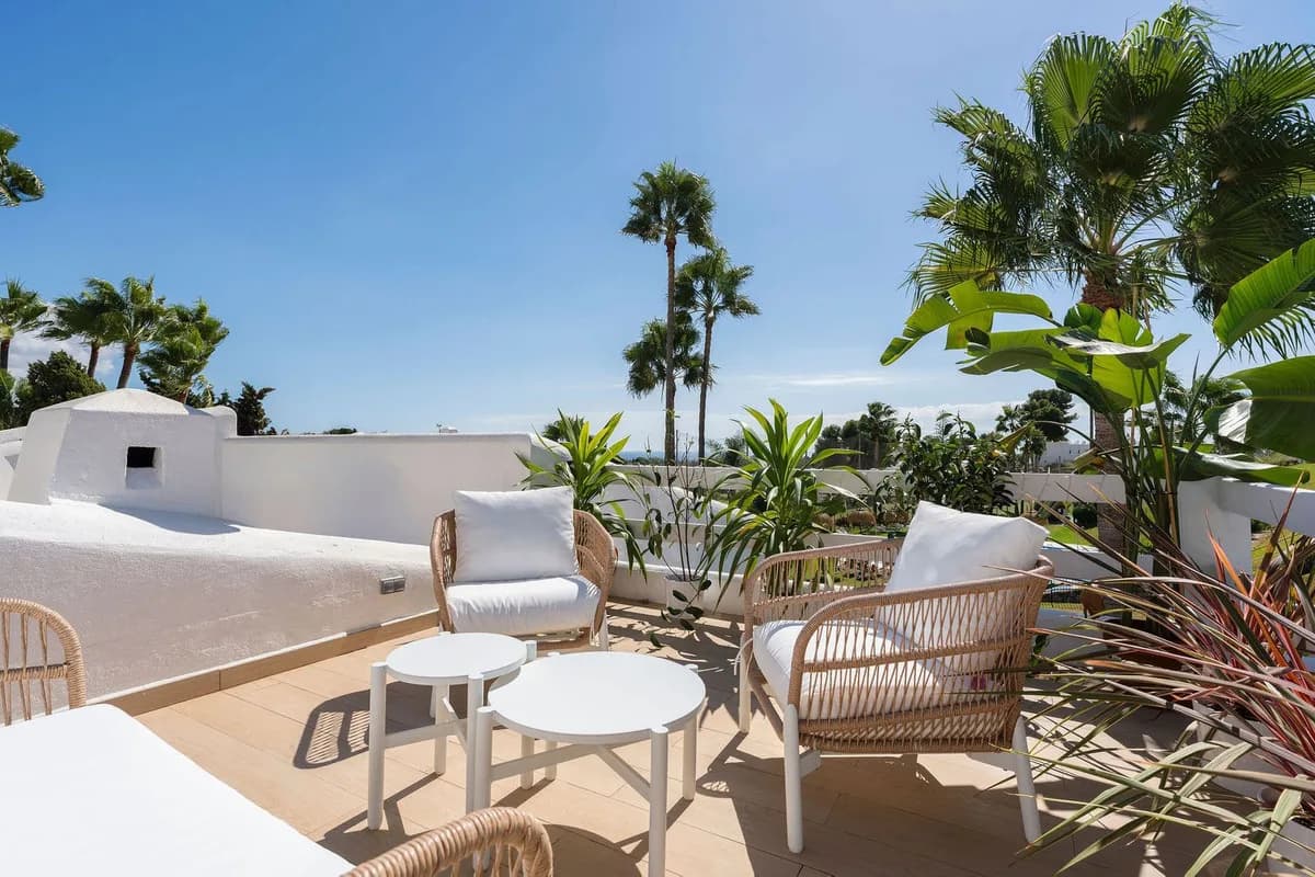 Nueva Andalucía – Toppleilighet i to plan med terrasse og utsikt over Aloha Golf – bilde 3