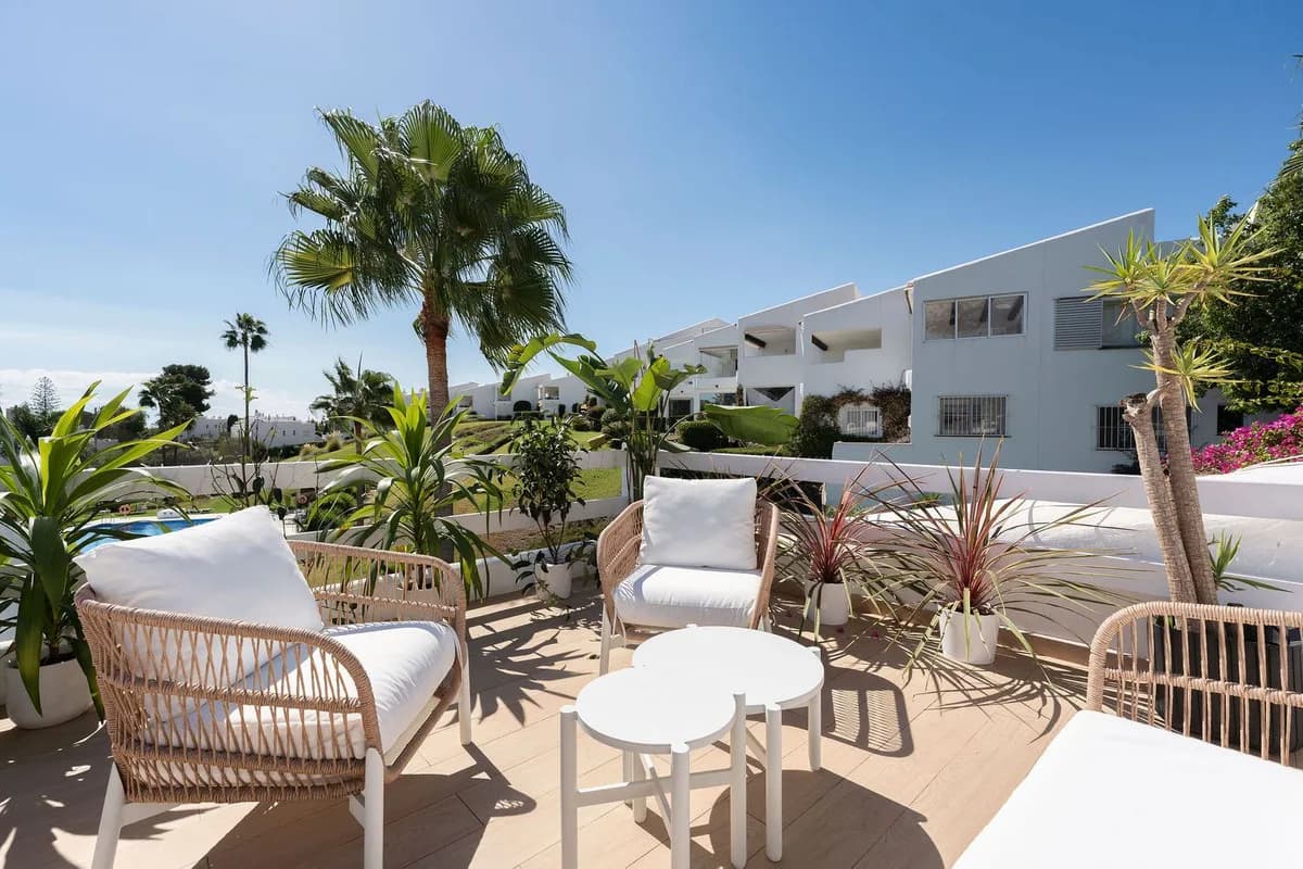 Nueva Andalucía – Toppleilighet i to plan med terrasse og utsikt over Aloha Golf – bilde 1