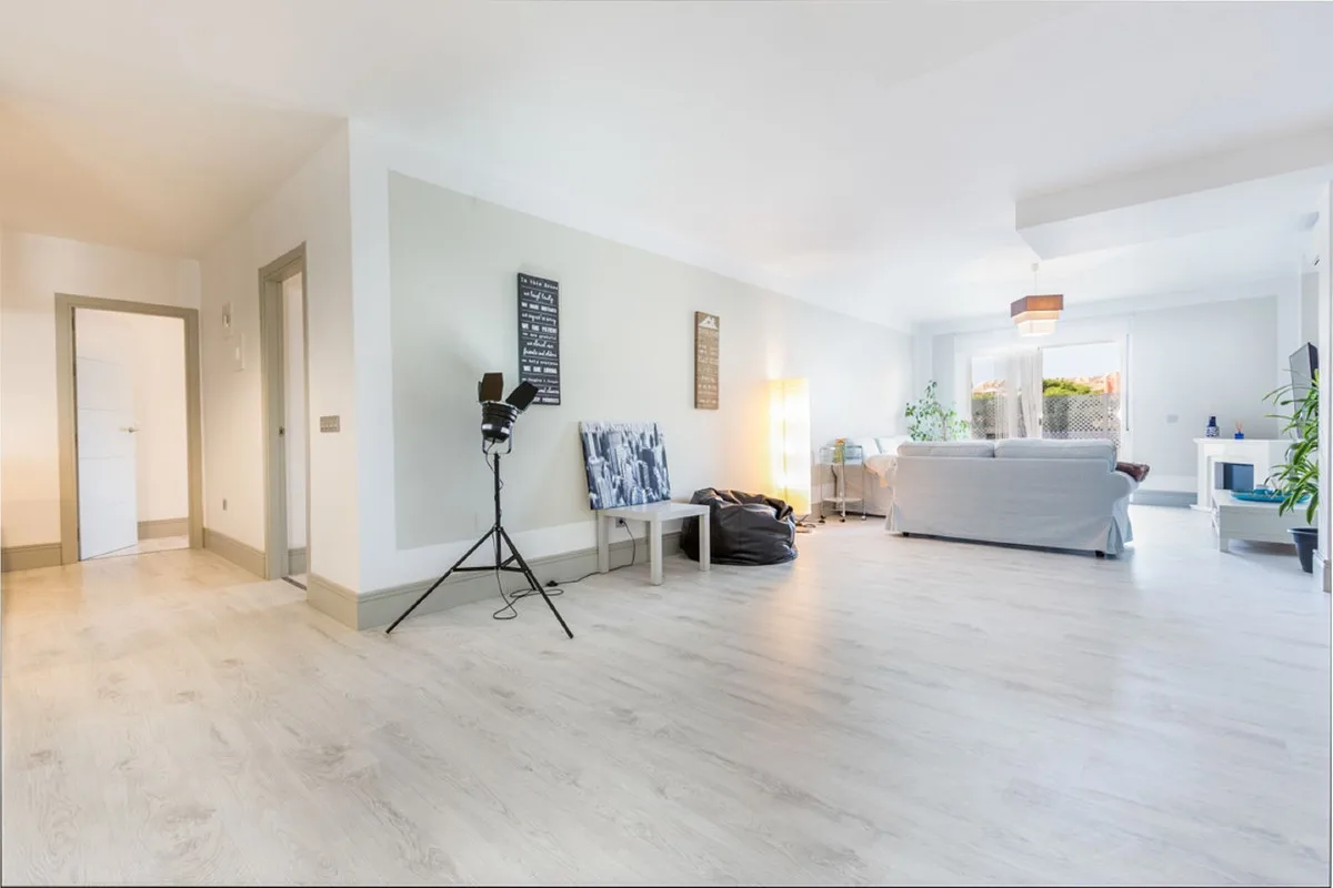 Nueva Andalucía – Romslig leilighet med turistlisens og 50 m² vestvendt terrasse – bilde 3