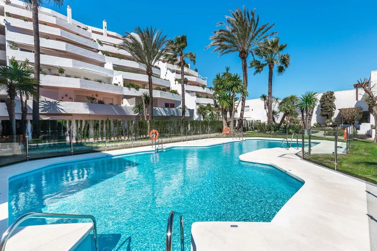 Nueva Andalucía – Romslig leilighet med turistlisens og 50 m² vestvendt terrasse – bilde 1