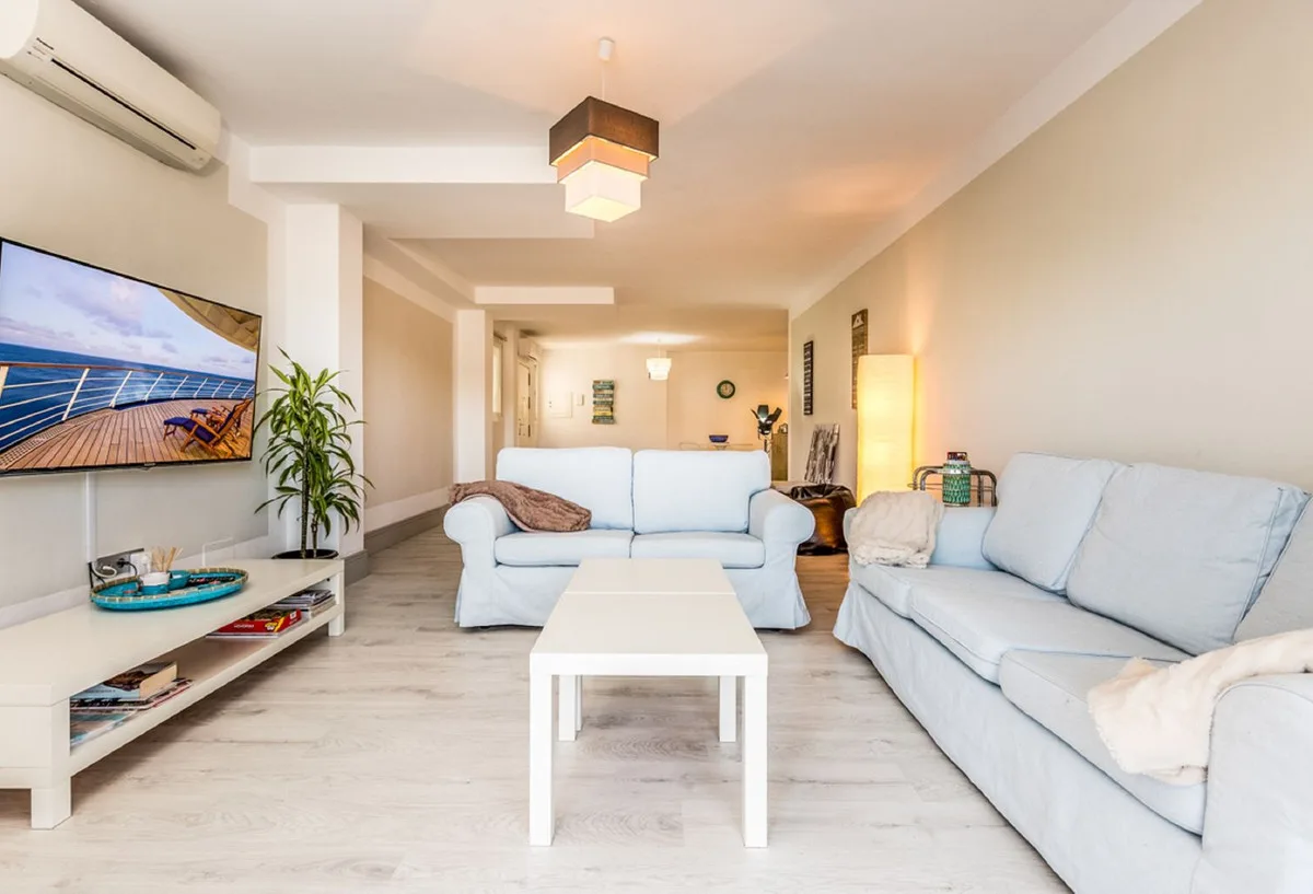 Nueva Andalucía – Romslig leilighet med turistlisens og 50 m² vestvendt terrasse – bilde 4