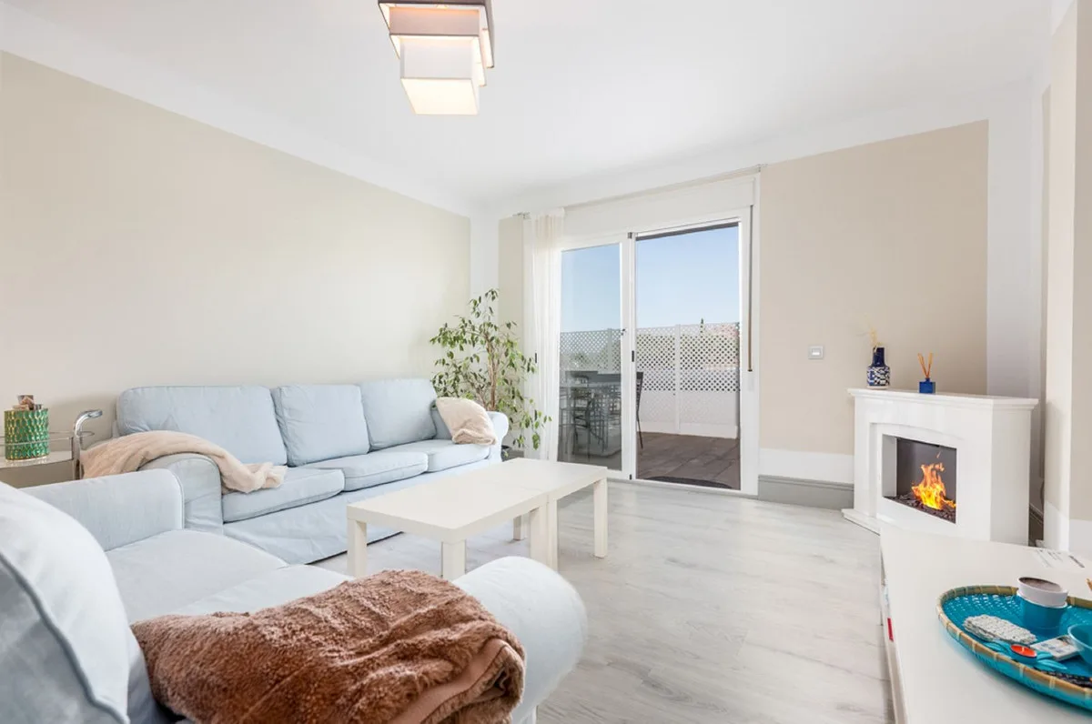 Nueva Andalucía – Romslig leilighet med turistlisens og 50 m² vestvendt terrasse – bilde 5