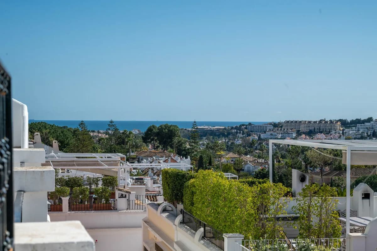 Aloha Pueblo, Nueva Andalucía – Rekkehus med takterrasse og utsikt over golfdalen – bilde 2