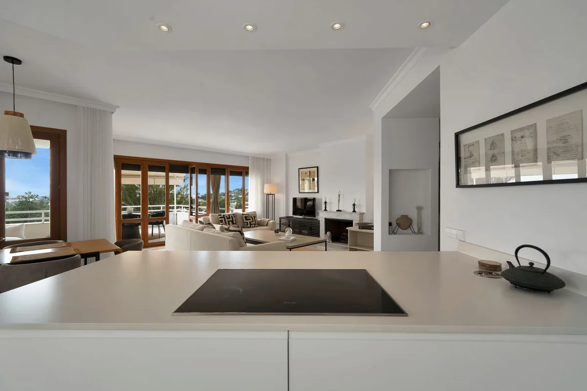 Alcores del Golf, Nueva Andalucía – Renovert leilighet i frontlinje til golfbanen med 87 m² terrasser – bilde 3