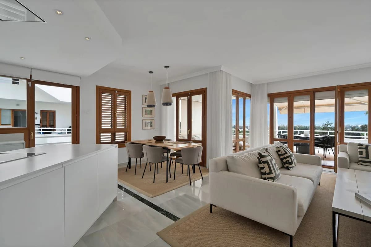 Alcores del Golf, Nueva Andalucía – Renovert leilighet i frontlinje til golfbanen med 87 m² terrasser – bilde 2
