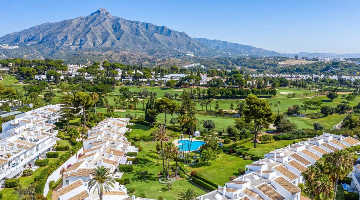 Los Dragos, Nueva Andalucía – Renovert duplex-penthouse i frontlinje til Aloha Golf – bilde 1