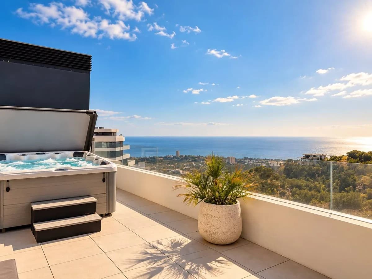 Los Monteros – Penthouse med to store terrasser og sjøutsikt – bilde 1