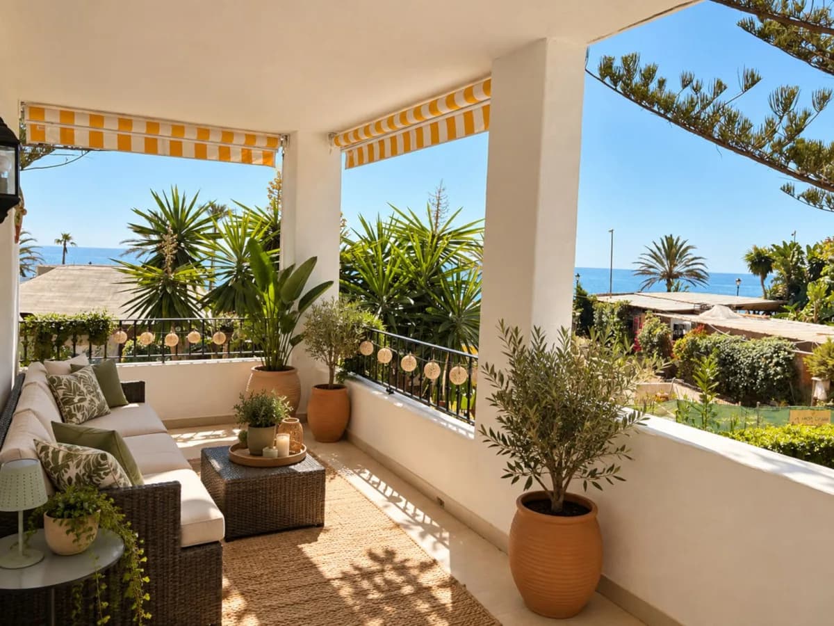 Castiglione, San Pedro de Alcántara – renovert leilighet i første rekke ved stranden, med sjøutsikt og to terrasser – bilde 1