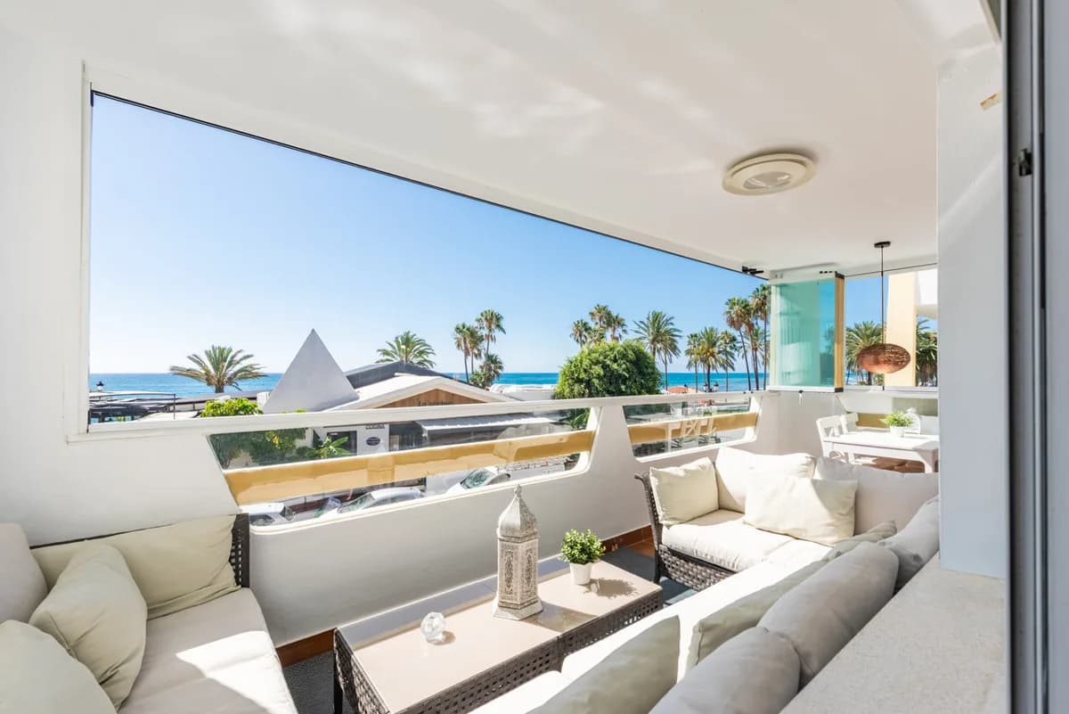 San Pedro de Alcántara – sørvendt leilighet i første rekke ved stranden, med terrasse og privat garasjeplass – bilde 1