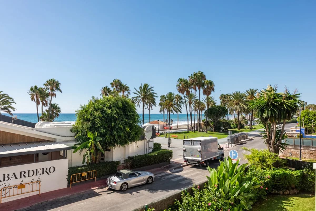 San Pedro de Alcántara – sørvendt leilighet i første rekke ved stranden, med terrasse og privat garasjeplass – bilde 2