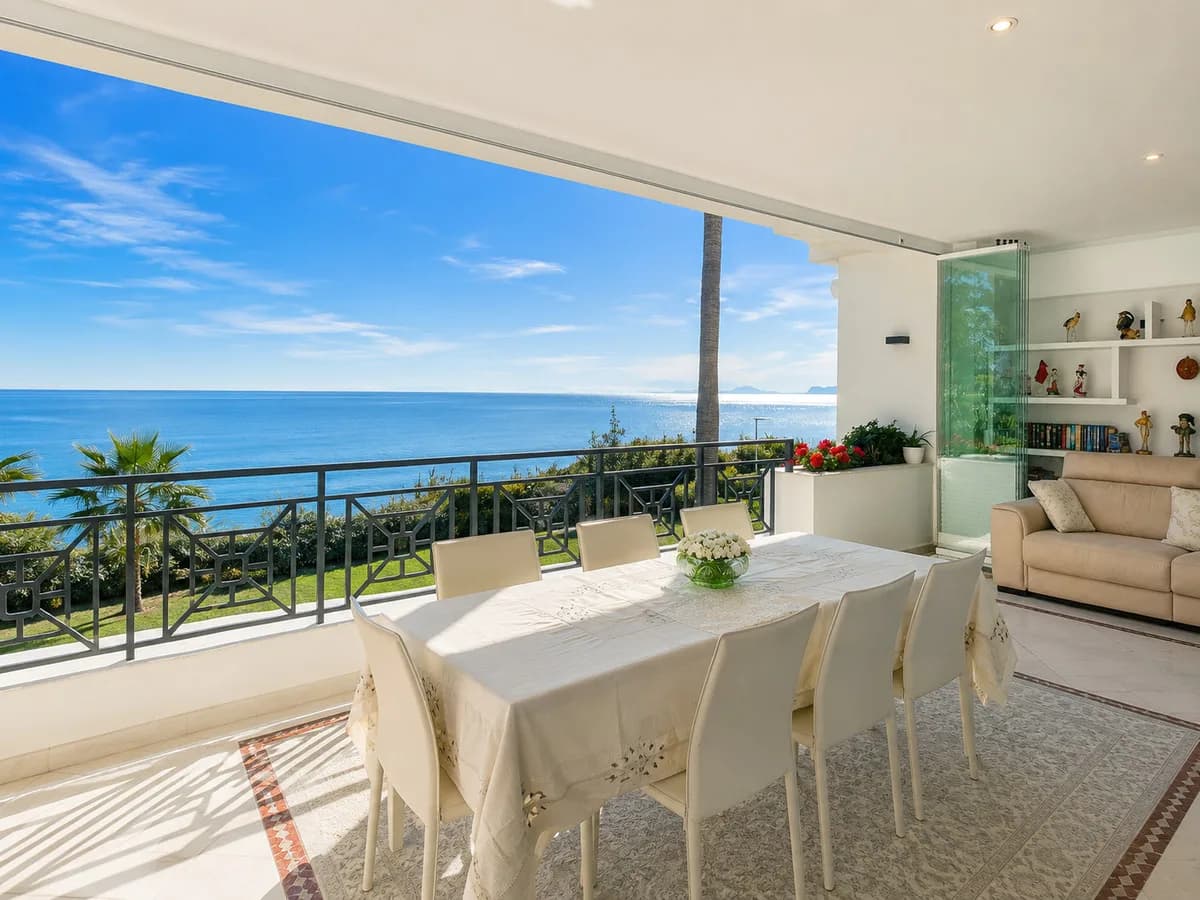 Estepona – frontlinjeleilighet i Doncella Beach med innglasset terrasse og sjøutsikt til Gibraltar – bilde 1