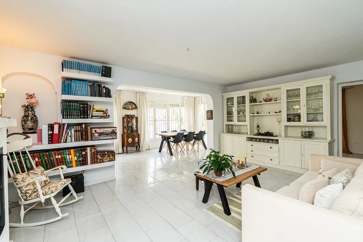 Río Real – Andalusisk villa med 6 soverom, privat basseng og panoramautsikt mot sjøen og La Concha – bilde 2